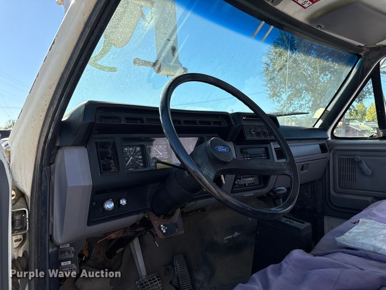 image for item EC8077 1995 Ford F800 digger derrick truck