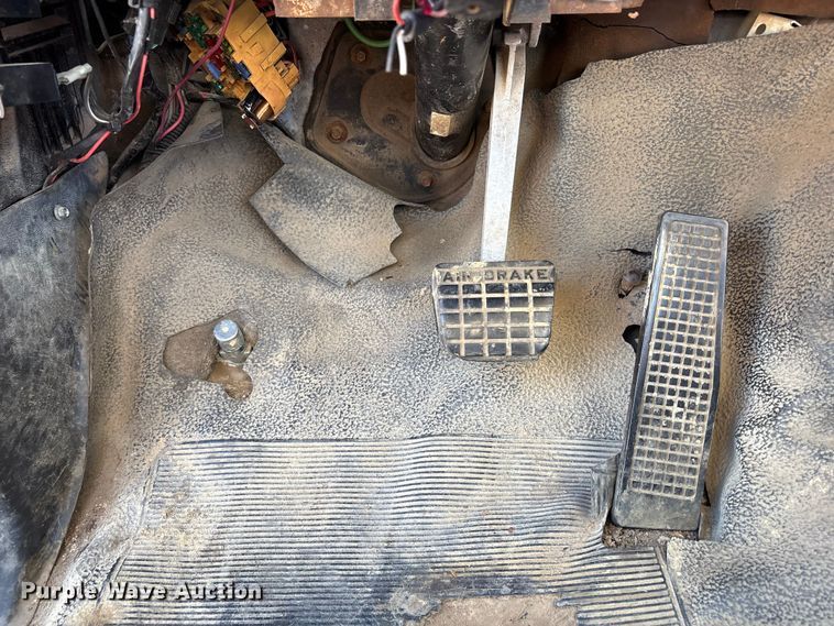 image for item EC8077 1995 Ford F800 digger derrick truck