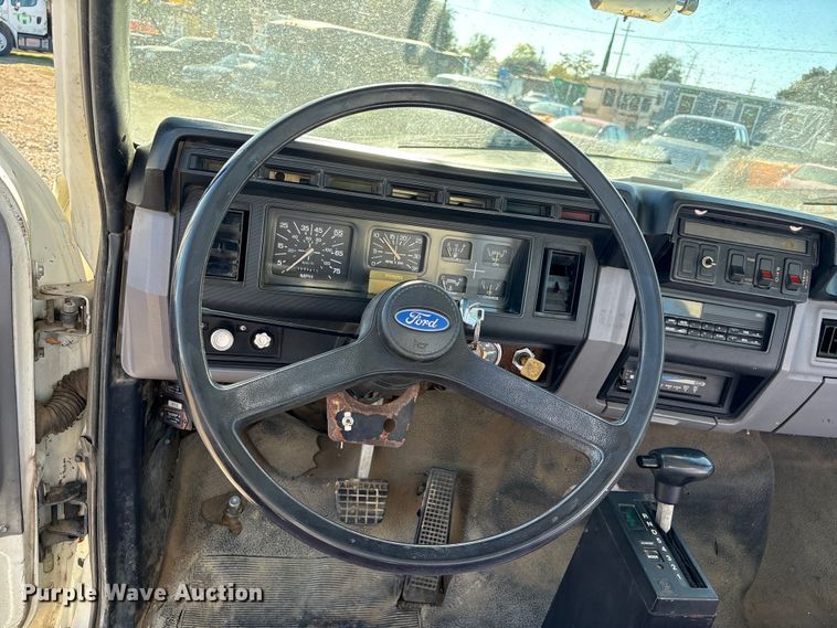 image for item EC8077 1995 Ford F800 digger derrick truck