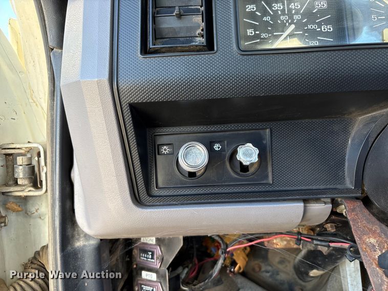 image for item EC8077 1995 Ford F800 digger derrick truck