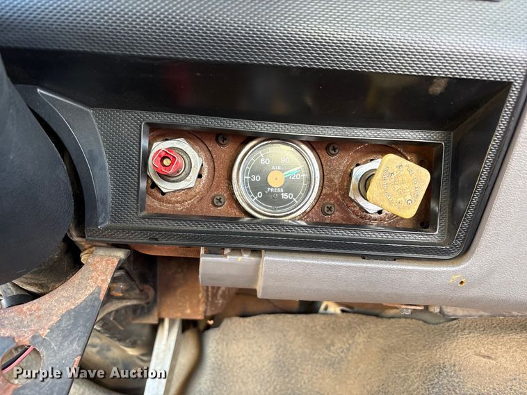 image for item EC8077 1995 Ford F800 digger derrick truck