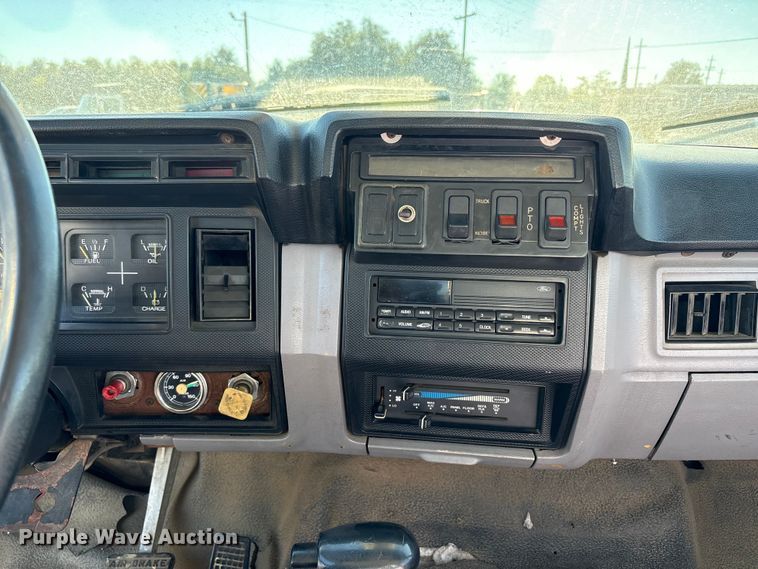 image for item EC8077 1995 Ford F800 digger derrick truck