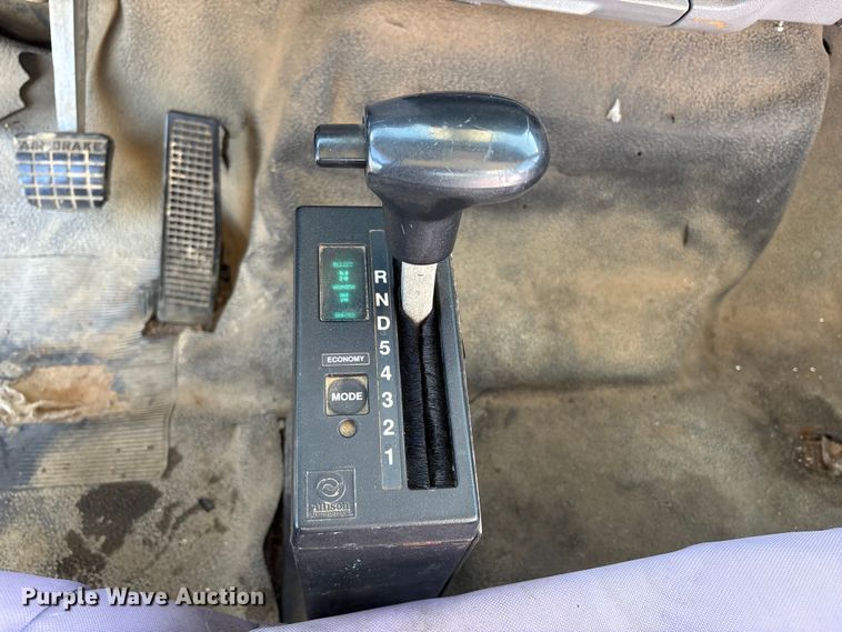 image for item EC8077 1995 Ford F800 digger derrick truck