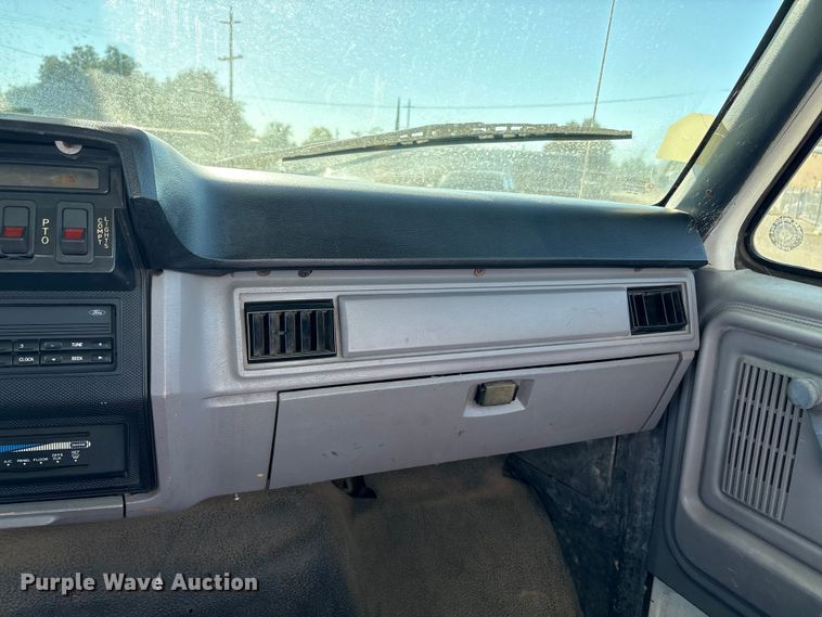 image for item EC8077 1995 Ford F800 digger derrick truck