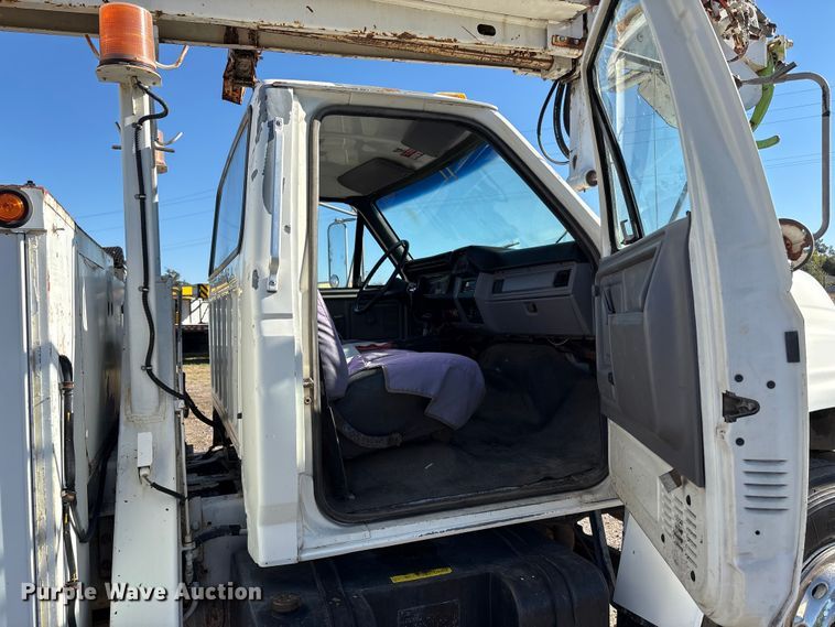 image for item EC8077 1995 Ford F800 digger derrick truck