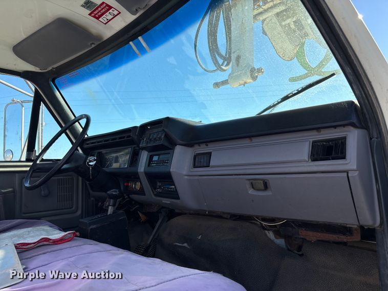 image for item EC8077 1995 Ford F800 digger derrick truck