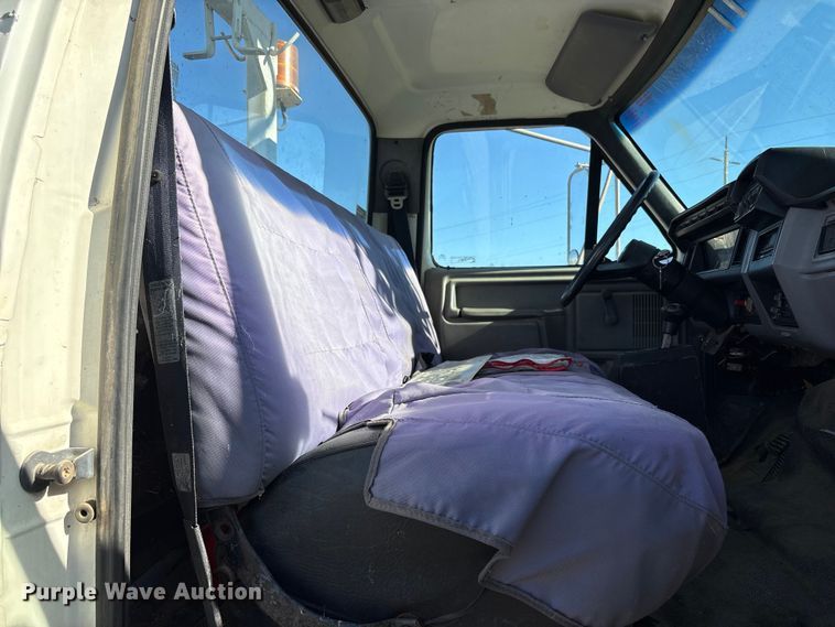 image for item EC8077 1995 Ford F800 digger derrick truck