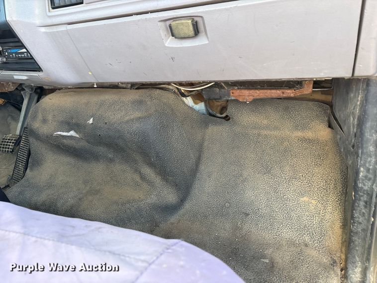 image for item EC8077 1995 Ford F800 digger derrick truck