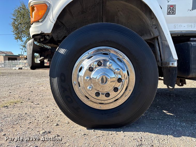 image for item EC8077 1995 Ford F800 digger derrick truck