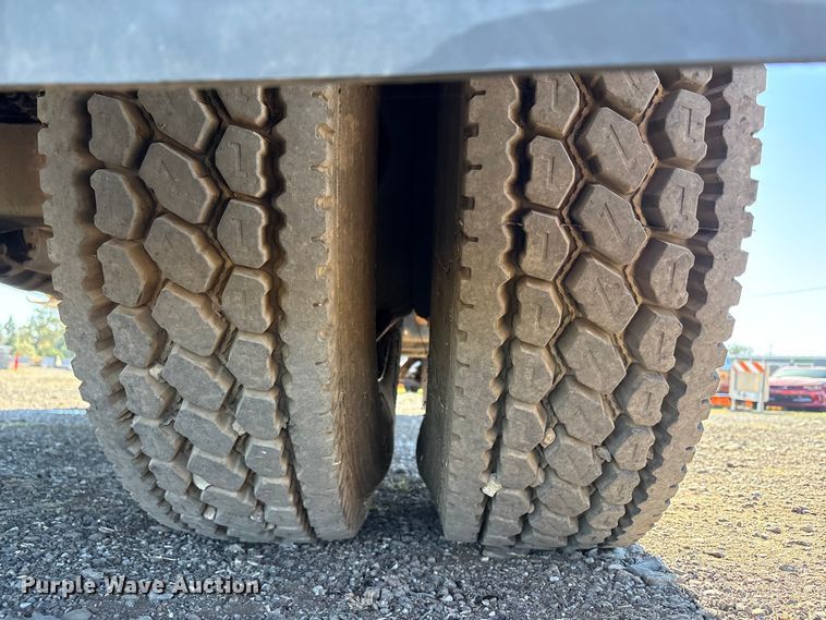 image for item EC8077 1995 Ford F800 digger derrick truck