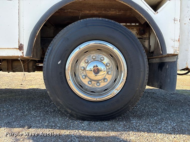 image for item EC8077 1995 Ford F800 digger derrick truck