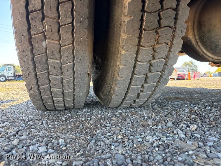 image for item EC8077 1995 Ford F800 digger derrick truck