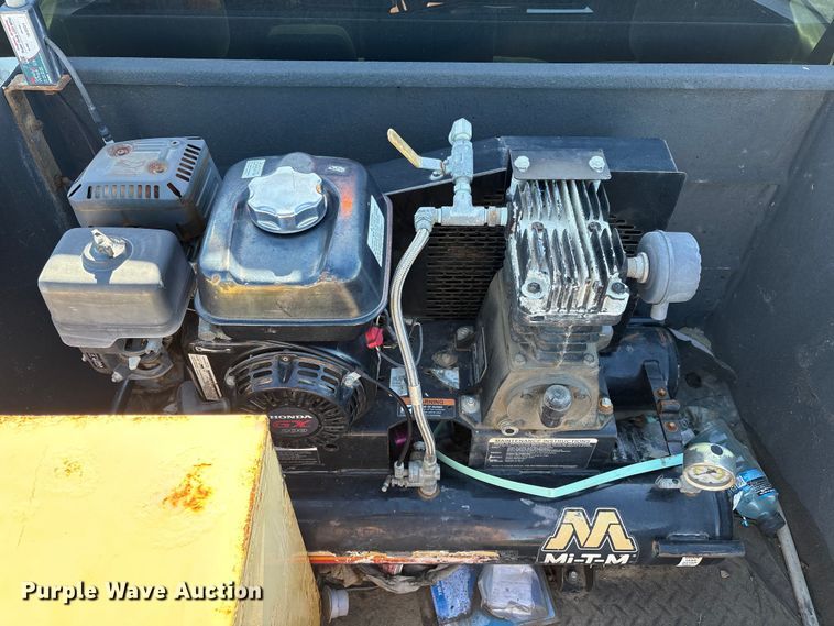 image for item EC8122 2015 Ford F250 Super Duty XLT Crew Cab utility bed pickup truck