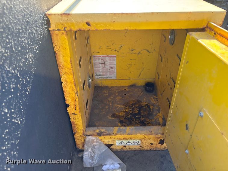 image for item EC8122 2015 Ford F250 Super Duty XLT Crew Cab utility bed pickup truck