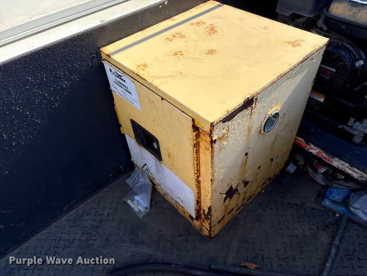 image for item EC8122 2015 Ford F250 Super Duty XLT Crew Cab utility bed pickup truck