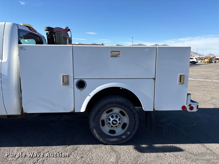 image for item EC8124 2013 Chevrolet Silverado 2500HD utility bed pickup truck