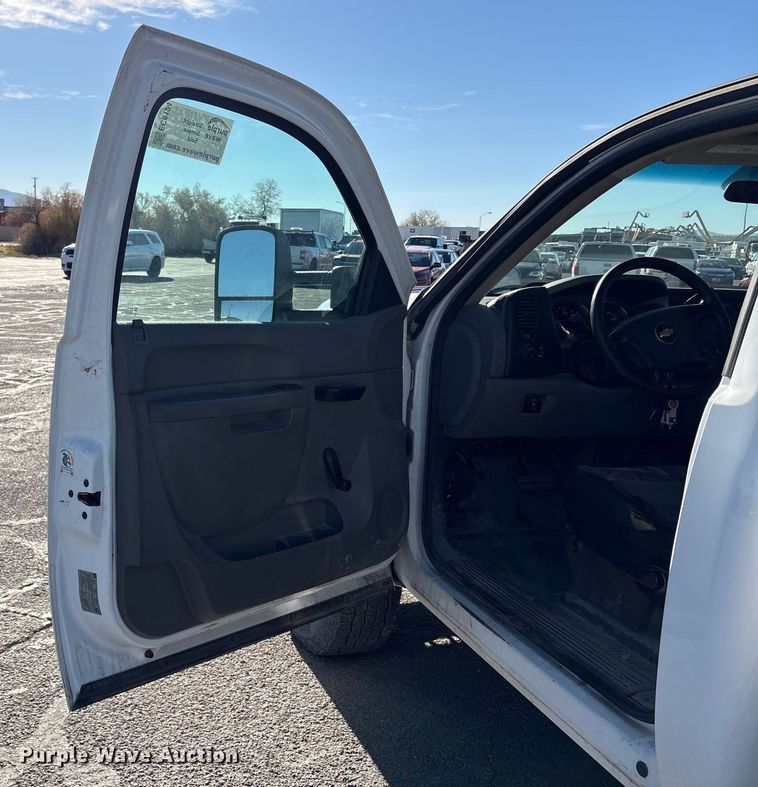 image for item EC8124 2013 Chevrolet Silverado 2500HD utility bed pickup truck