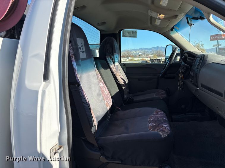 image for item EC8124 2013 Chevrolet Silverado 2500HD utility bed pickup truck