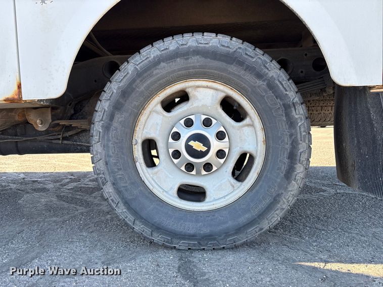 image for item EC8124 2013 Chevrolet Silverado 2500HD utility bed pickup truck