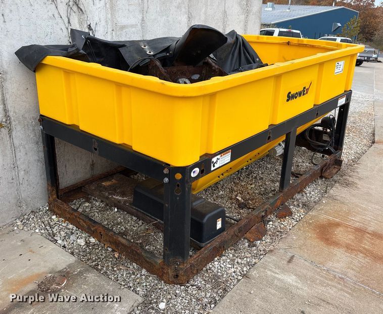 image for item ED2368 SnowEx Vmaxx 9300 spreader