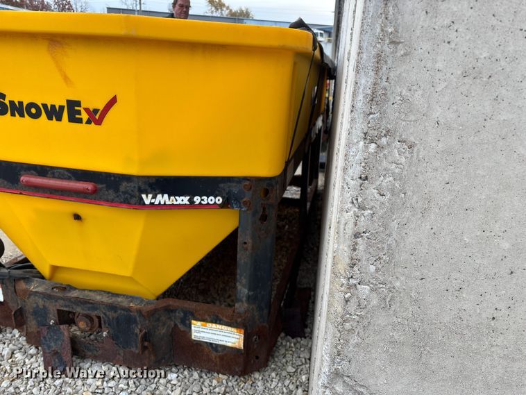 image for item ED2368 SnowEx Vmaxx 9300 spreader