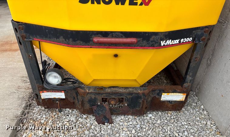 image for item ED2368 SnowEx Vmaxx 9300 spreader
