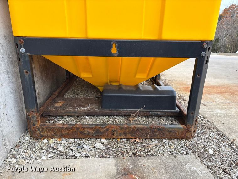 image for item ED2368 SnowEx Vmaxx 9300 spreader