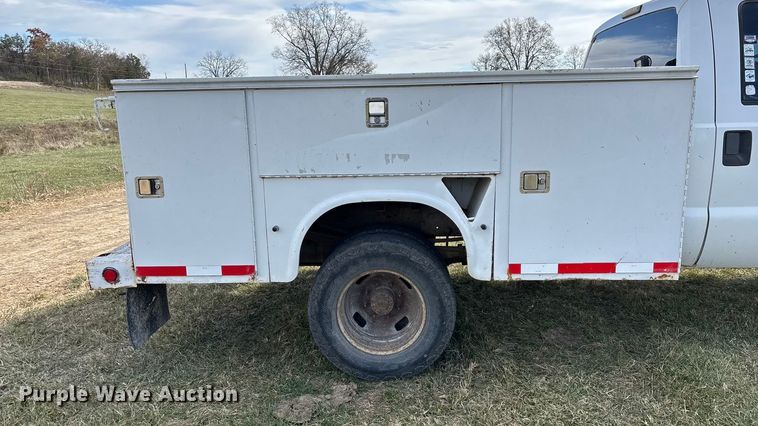 image for item ED2375 2009 Ford F350 Super Duty  Crew Cab utility bed pickup truck