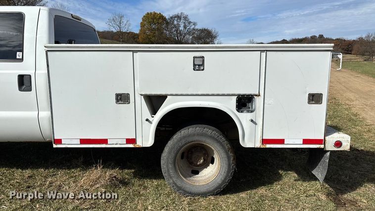 image for item ED2375 2009 Ford F350 Super Duty  Crew Cab utility bed pickup truck