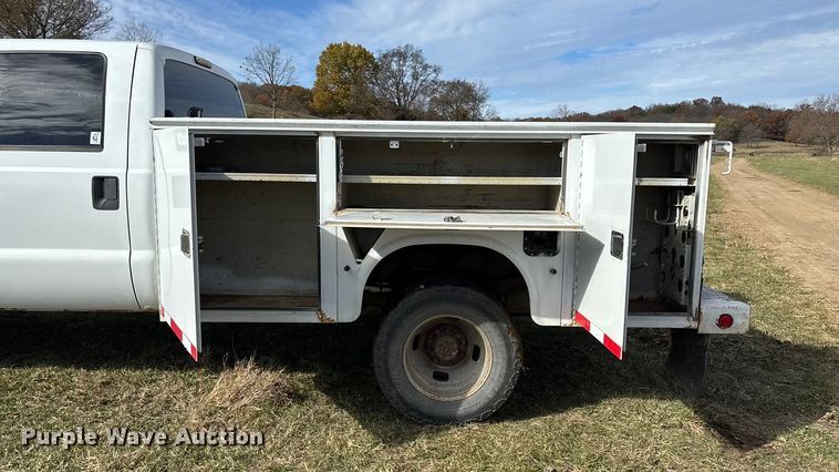 image for item ED2375 2009 Ford F350 Super Duty  Crew Cab utility bed pickup truck