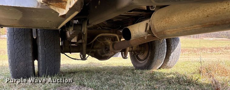 image for item ED2375 2009 Ford F350 Super Duty  Crew Cab utility bed pickup truck