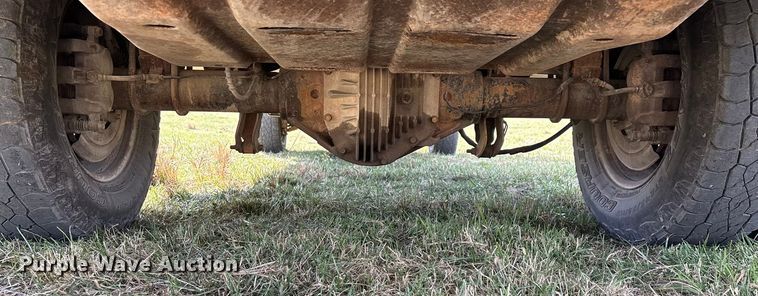 image for item ED2375 2009 Ford F350 Super Duty  Crew Cab utility bed pickup truck