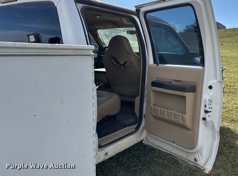 image for item ED2375 2009 Ford F350 Super Duty  Crew Cab utility bed pickup truck