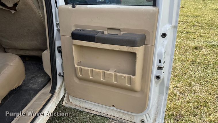 image for item ED2375 2009 Ford F350 Super Duty  Crew Cab utility bed pickup truck