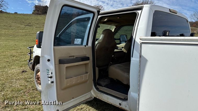 image for item ED2375 2009 Ford F350 Super Duty  Crew Cab utility bed pickup truck