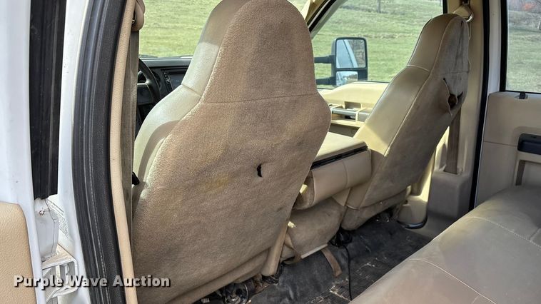 image for item ED2375 2009 Ford F350 Super Duty  Crew Cab utility bed pickup truck