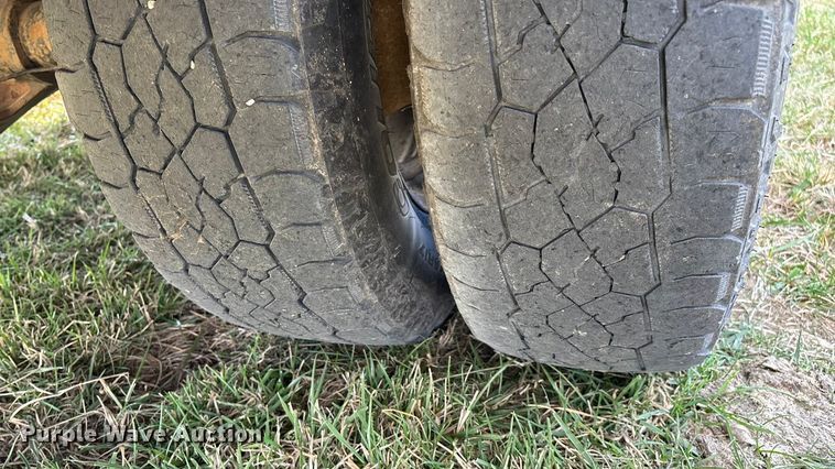 image for item ED2375 2009 Ford F350 Super Duty  Crew Cab utility bed pickup truck