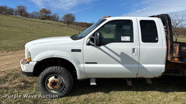 image for item ED2376 2003 Ford F350 Super Duty SuperCab flatbed pickup truck