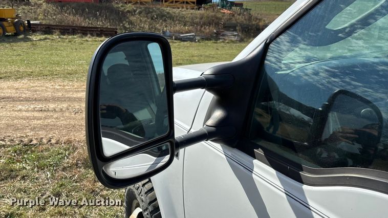 image for item ED2376 2003 Ford F350 Super Duty SuperCab flatbed pickup truck