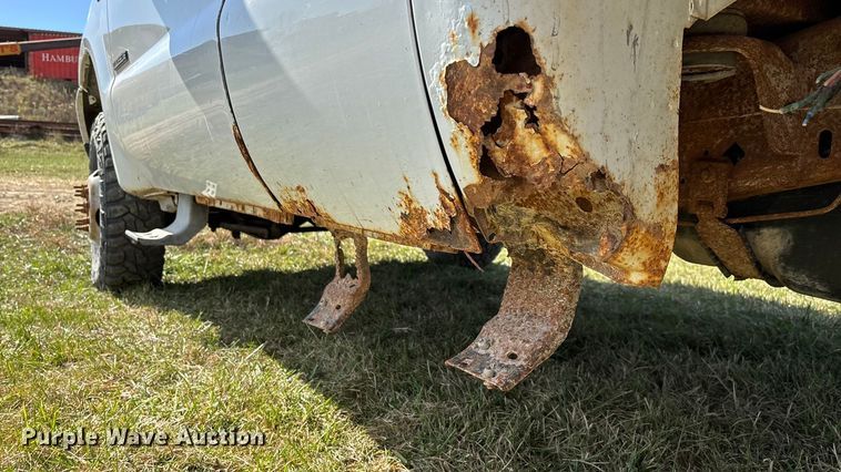 image for item ED2376 2003 Ford F350 Super Duty SuperCab flatbed pickup truck