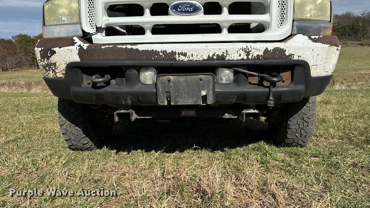 image for item ED2376 2003 Ford F350 Super Duty SuperCab flatbed pickup truck