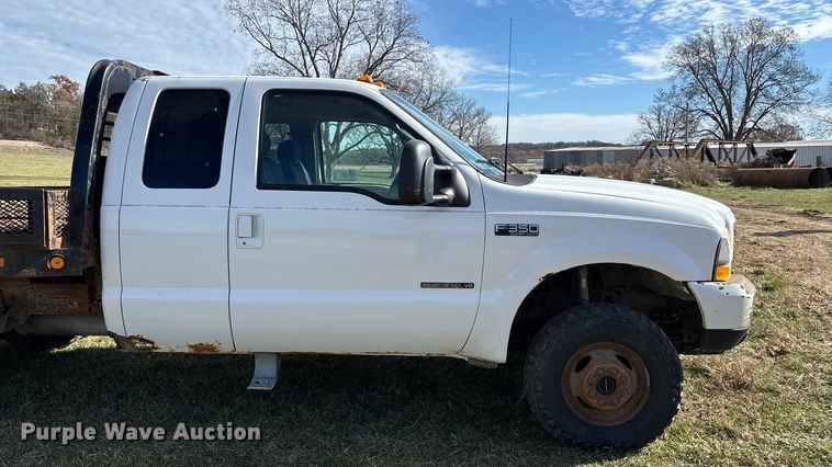 image for item ED2376 2003 Ford F350 Super Duty SuperCab flatbed pickup truck
