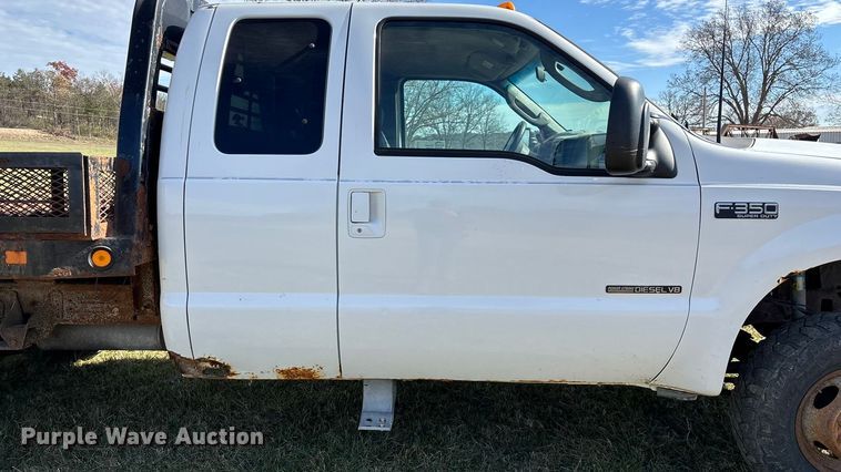 image for item ED2376 2003 Ford F350 Super Duty SuperCab flatbed pickup truck
