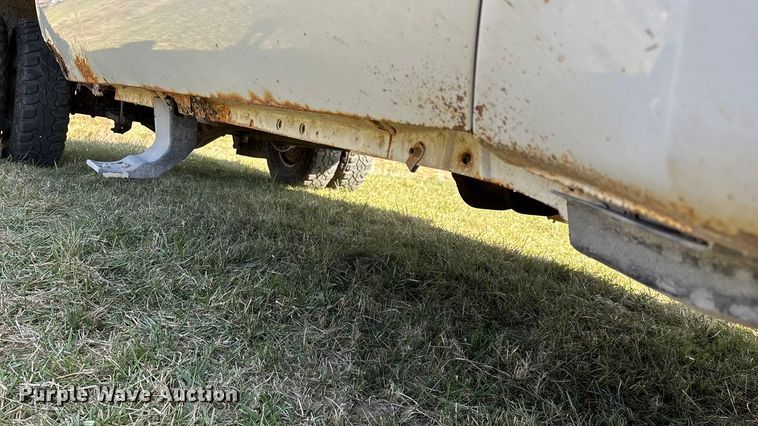 image for item ED2376 2003 Ford F350 Super Duty SuperCab flatbed pickup truck