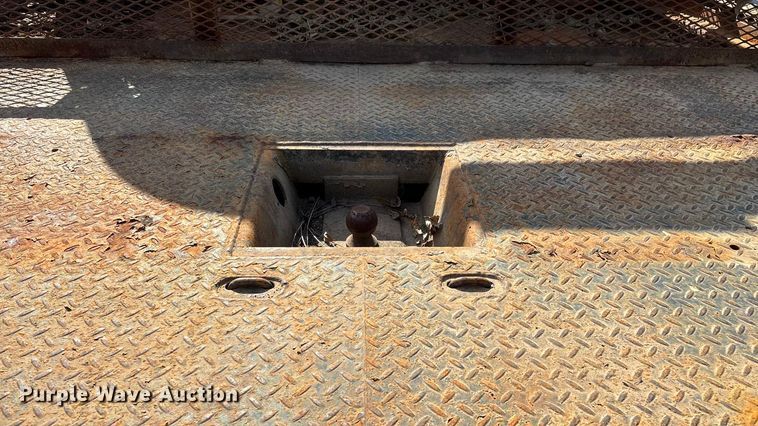 image for item ED2376 2003 Ford F350 Super Duty SuperCab flatbed pickup truck