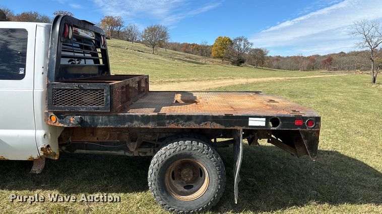 image for item ED2376 2003 Ford F350 Super Duty SuperCab flatbed pickup truck