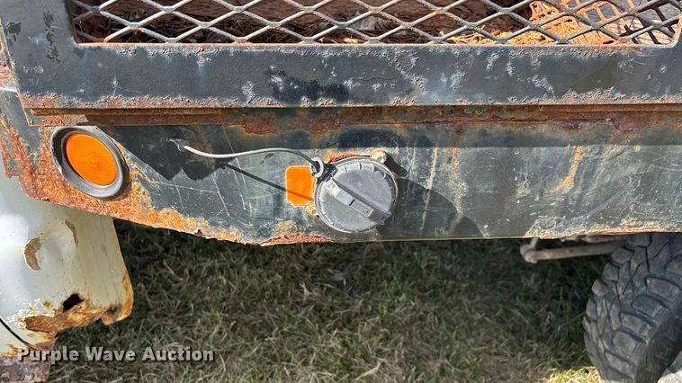 image for item ED2376 2003 Ford F350 Super Duty SuperCab flatbed pickup truck