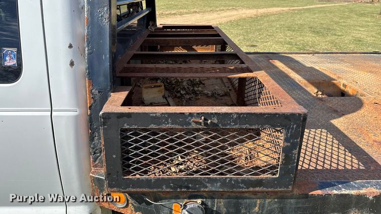 image for item ED2376 2003 Ford F350 Super Duty SuperCab flatbed pickup truck