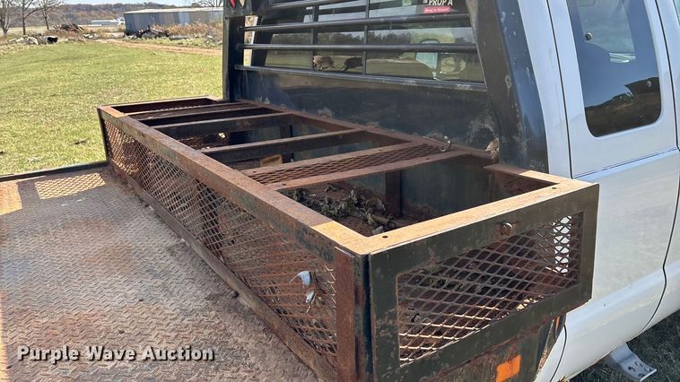 image for item ED2376 2003 Ford F350 Super Duty SuperCab flatbed pickup truck