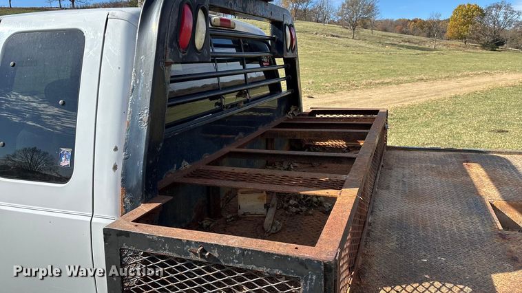 image for item ED2376 2003 Ford F350 Super Duty SuperCab flatbed pickup truck